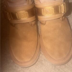 UGG Men's Tan Chukka Boots with Gold Detail